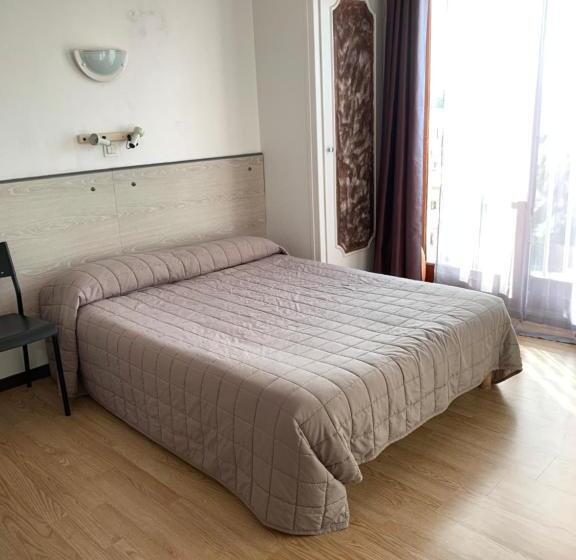 اتاق استاندارد سه نفره, Hôtel Le Canetois