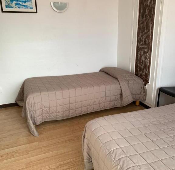 اتاق استاندارد سه نفره, Hôtel Le Canetois
