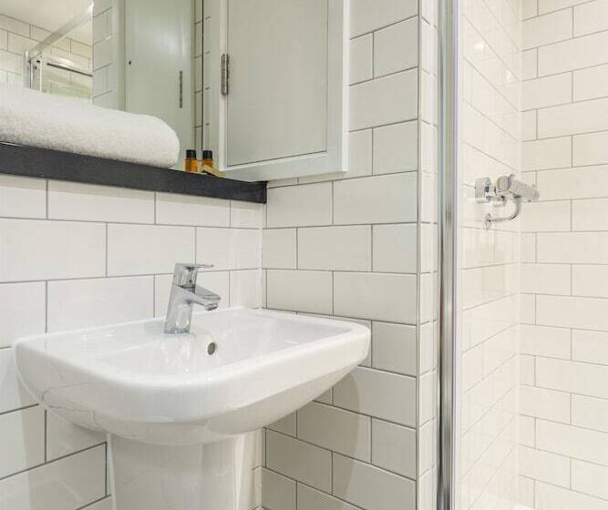 Номер Стандарт, Tune Hotel Liverpool