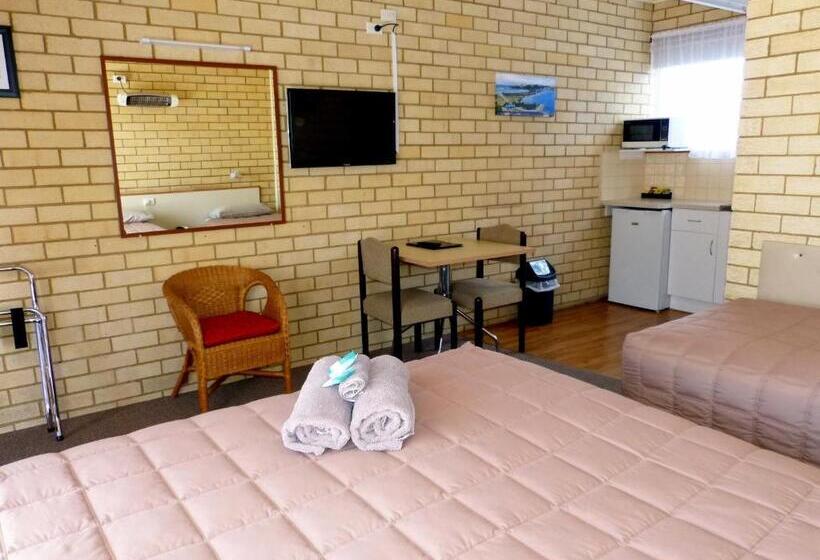 Escritório Estándar, Coastal Comfort Motel