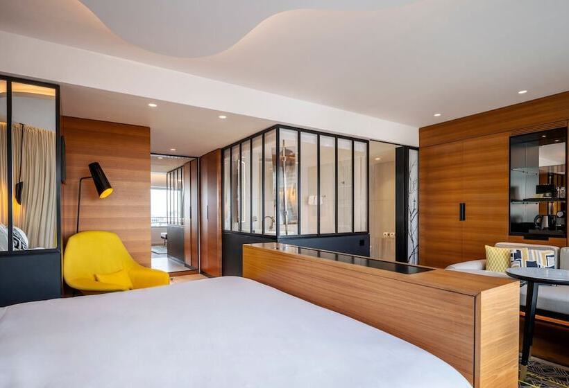سوئیت با چشم‌انداز, Renaissance Paris Republique Hotel & Spa