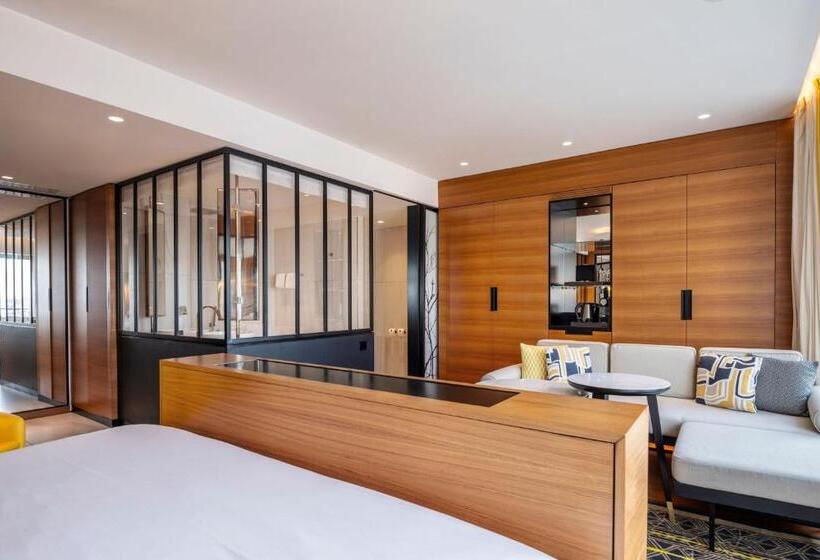 سوئیت با چشم‌انداز, Renaissance Paris Republique Hotel & Spa