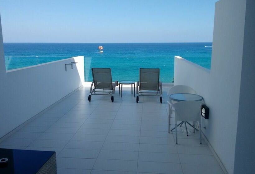 اتاق سوپریور با چشم‌انداز دریا, Vrissaki Beach