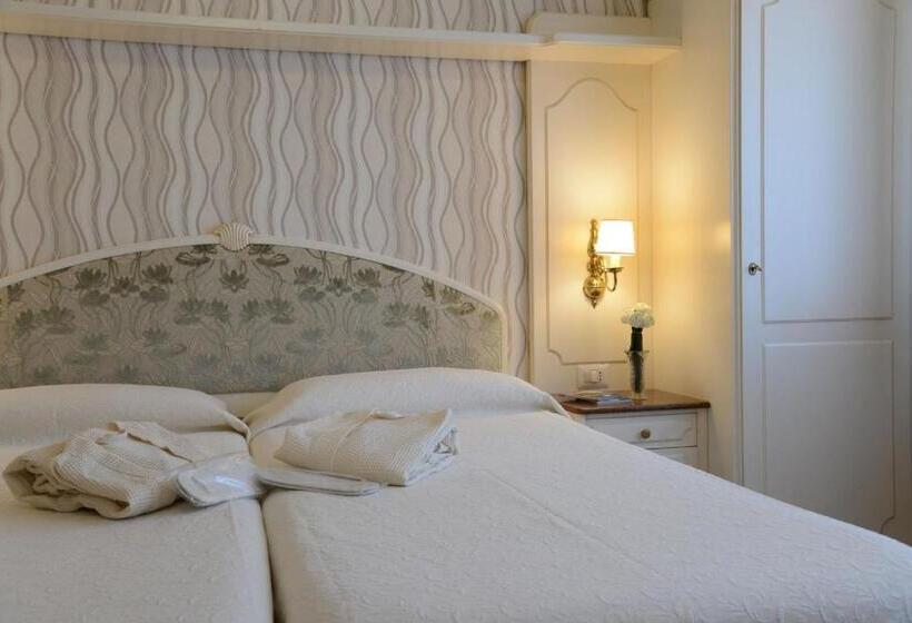 Superior room with lake view, Metropole Suisse
