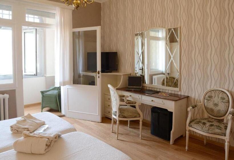 Superior room with lake view, Metropole Suisse