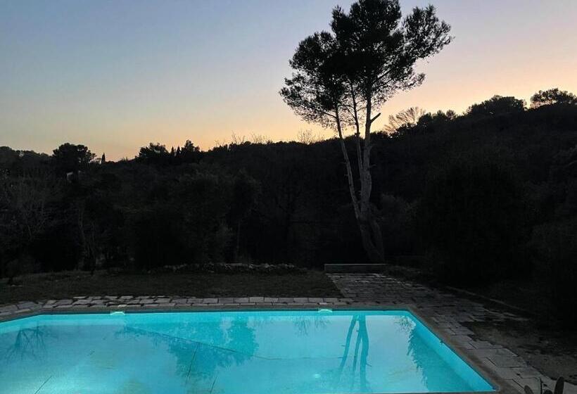 חדר משפחתי, Les Terrasses Des Gardies