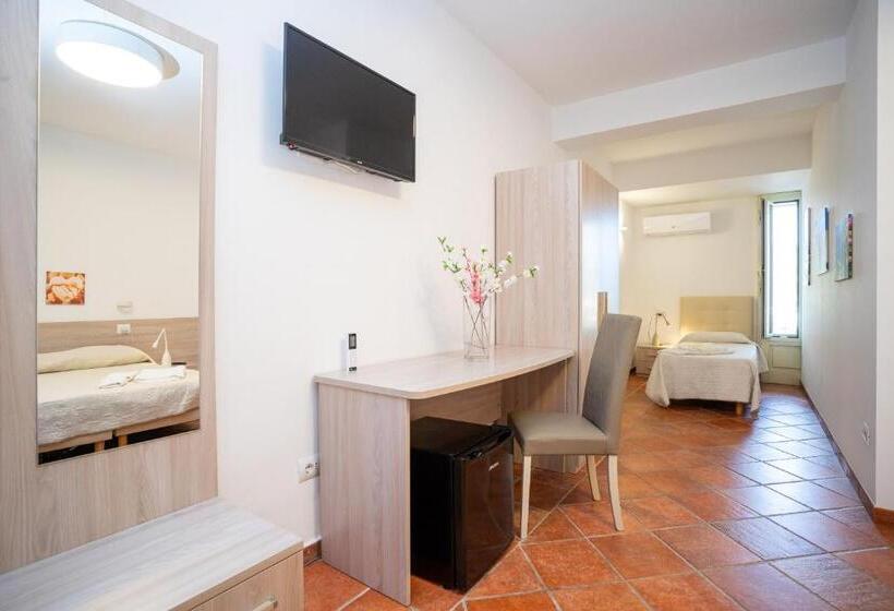 اتاق استاندارد سه نفره, Casa Del Sole