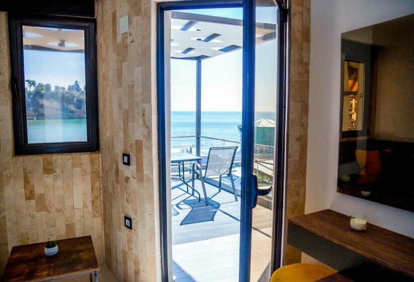 اتاق سه نفره دلوکس با چشم‌انداز دریا, Sand Apartments