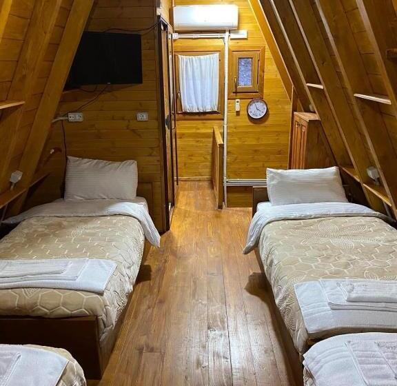 Четырехместный Номер Стандарт с Балконом, Guesthouse Te Pjerini Selcë Cem