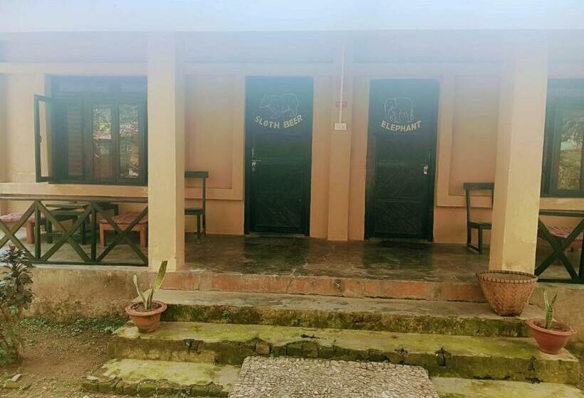 اتاق استاندارد سه نفره, Tharu Lodge