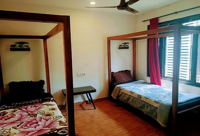اتاق استاندارد سه نفره, Tharu Lodge