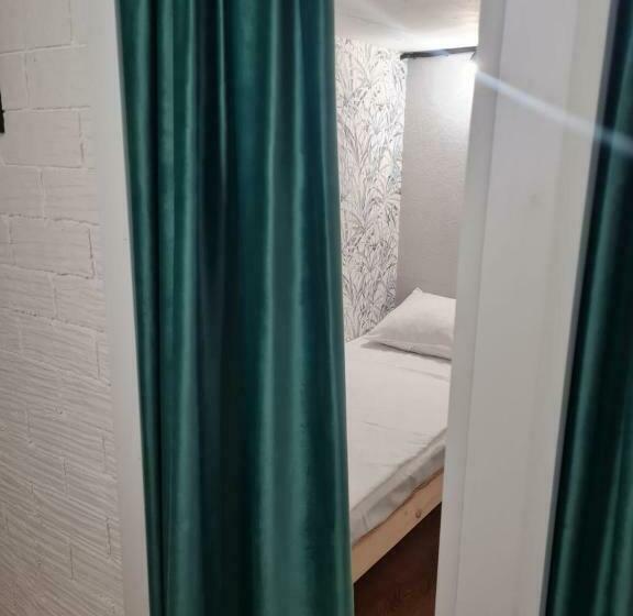 اتاق اکونومی یک تخته, Hostel Caps Home