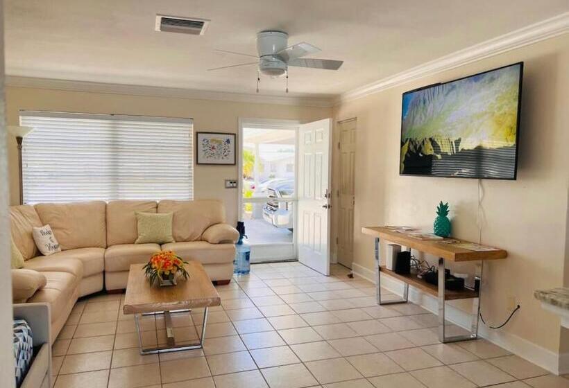 ファミリールーム, Cheerful Home With Two Bedrooms
