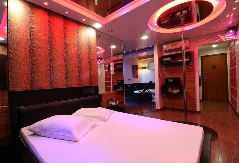 자쿠지 스위트, Liberty Motel