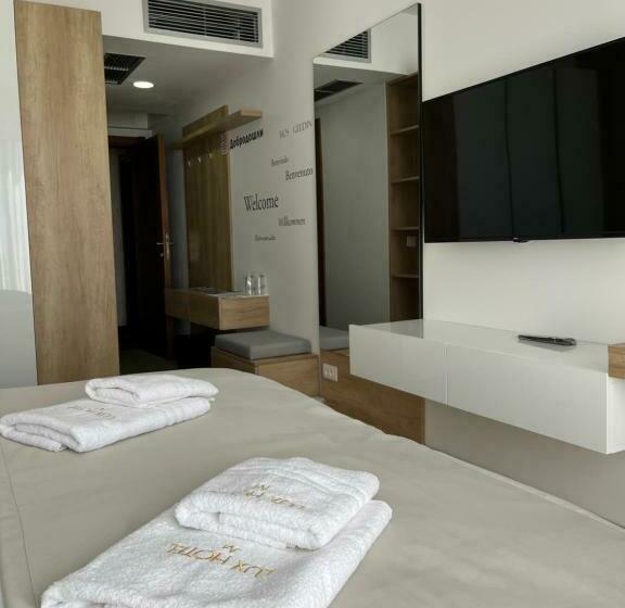 اتاق لوکس با بالکن و چشم‌انداز دریا, Lux Hotel M