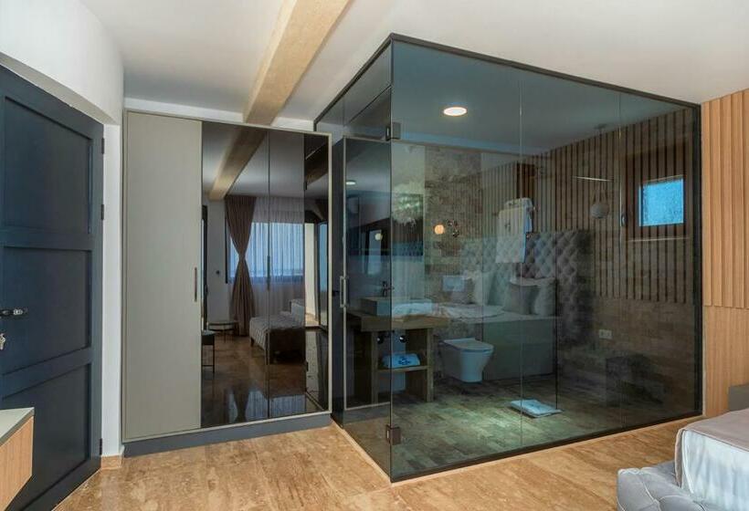 اتاق لوکس با بالکن و چشم‌انداز دریا, Villa Blue Bay