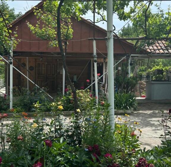 اتاق استاندارد سه نفره, Zaali S Wine Cellar
