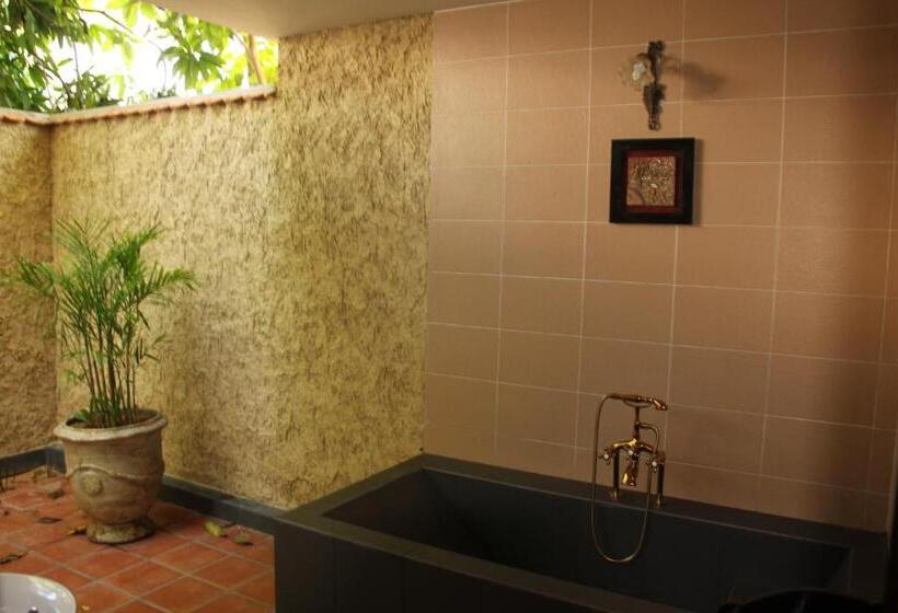 اتاق اساندارد با چشم‌انداز جانبی به دریا, Lotus Village Resort