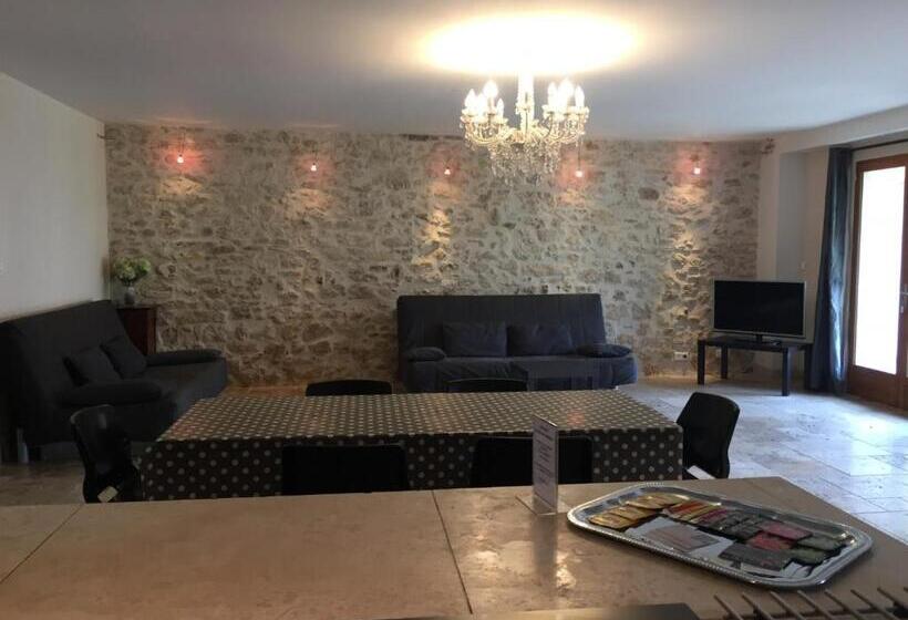 スタンダードルーム, La Ferme Des Moulineaux
