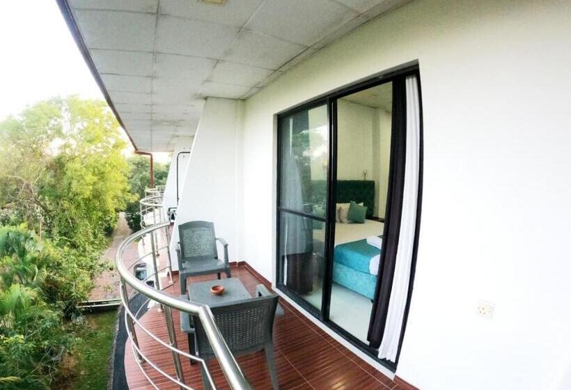 اتاق لوکس با بالکن, Seyara Holiday Resort