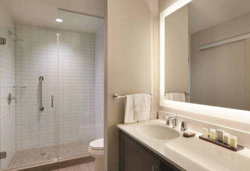 Люкс, Embassy Suites By Hilton The Woodlands At Hughes Landing