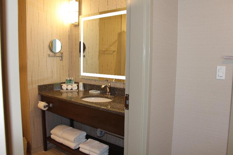 스위트 킹사이즈 침대, Holiday Inn Express & Suites Cold Lake, An Ihg
