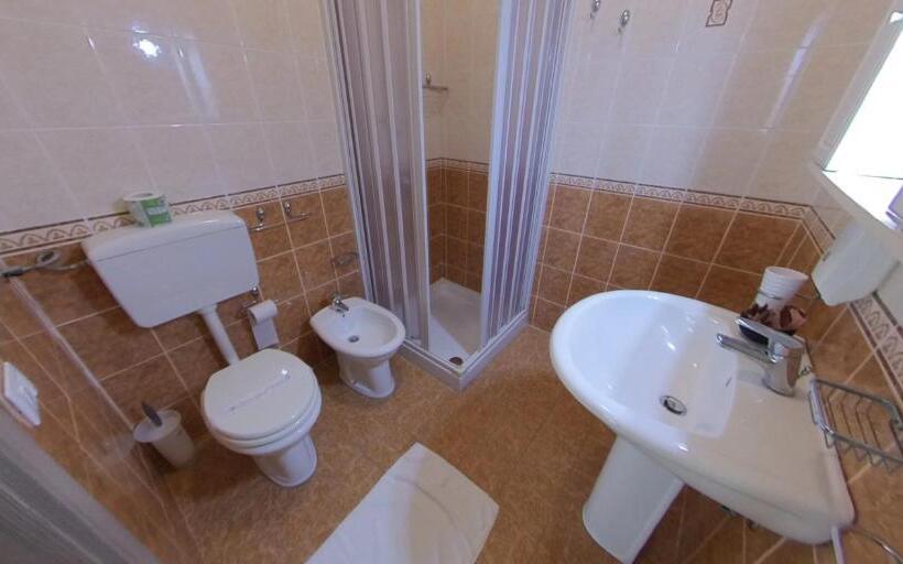 اتاق استاندارد سه نفره, Albergo Perseo