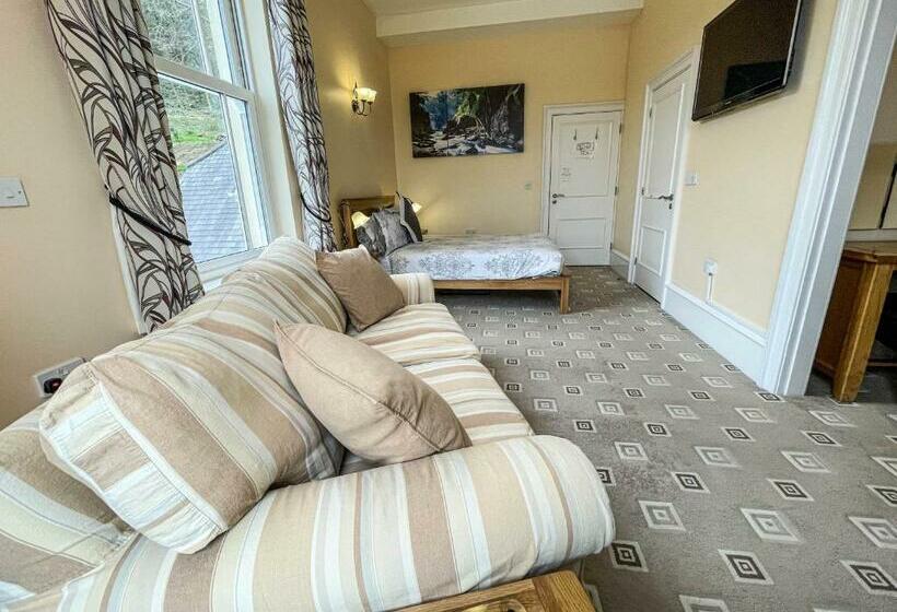 Номер Стандарт, Wildercombe House