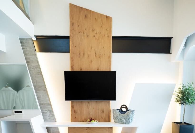 Студио Executive, Akti Toroni Boutique