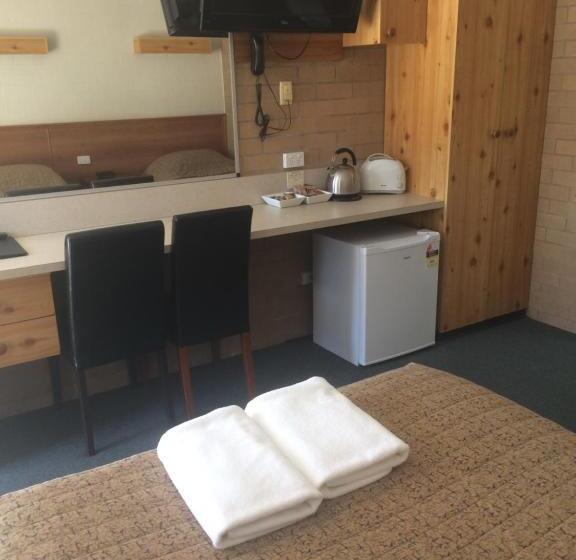 패밀리 룸, Alexander Motor Inn