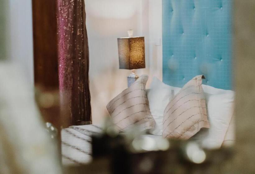اتاق لوکس با تخت بزرگ, Green Gallery Beach Boutique
