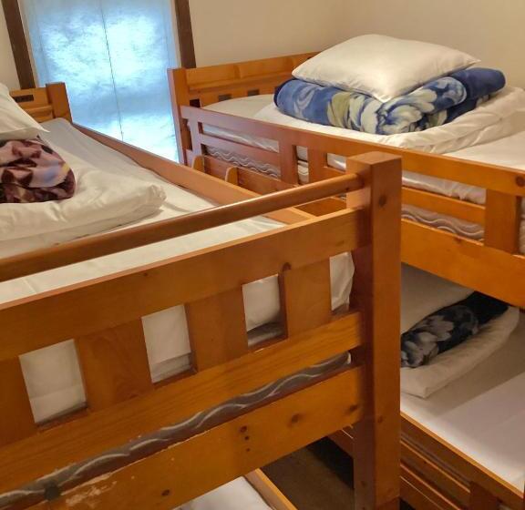 Номер Стандарт Четырехместный Совместный Санузел, Iza Kamakura Guest House And Bar
