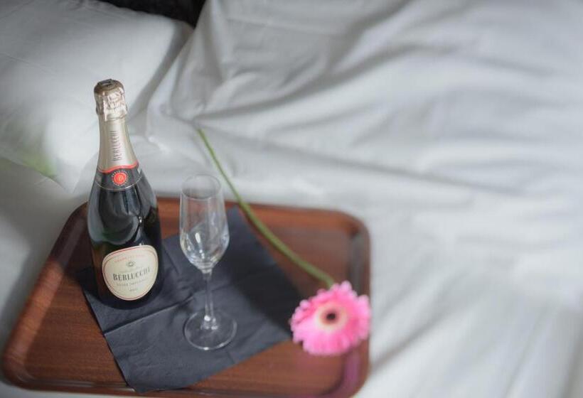 اتاق استاندارد با تخت بزرگ, Seven Rooms Milano