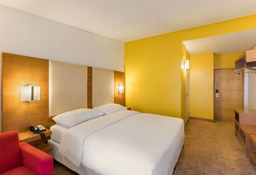 اتاق استاندارد با چشم‌انداز استخر, Park Inn By Radisson Abeokuta