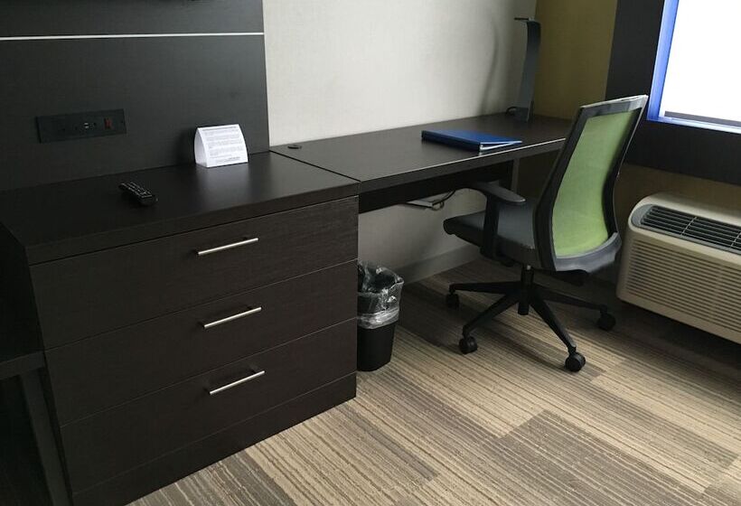 Люкс, Holiday Inn Express & Suites Oswego, An Ihg
