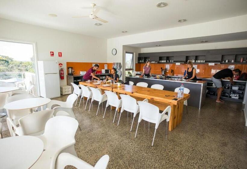 Кровать в Общей Комнате, The Island Accommodation