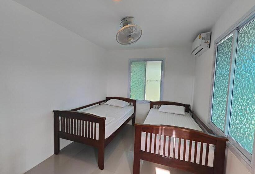 Четырехместный номер эконом класса с общей ванной комнатой, Moon Travel Phangan