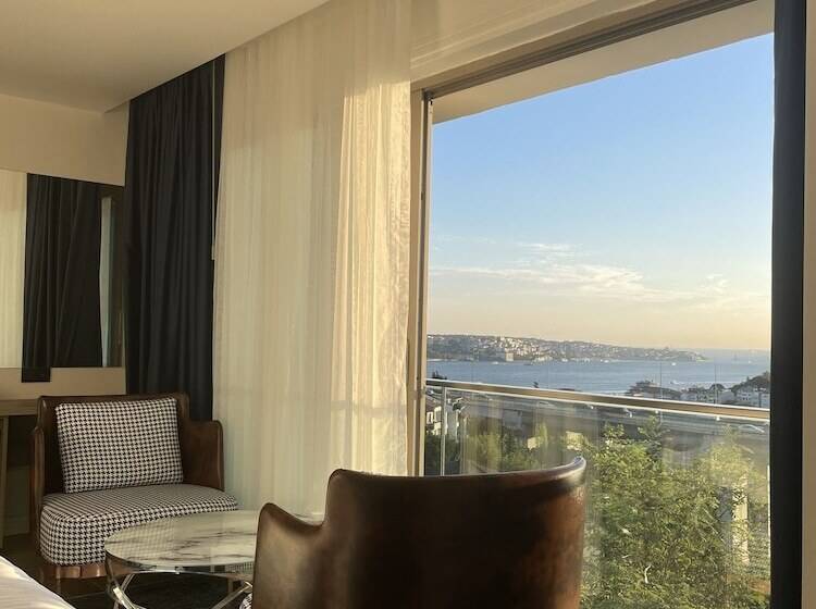 اتاق لوکس با چشم‌انداز دریا, Mona Bosphorus