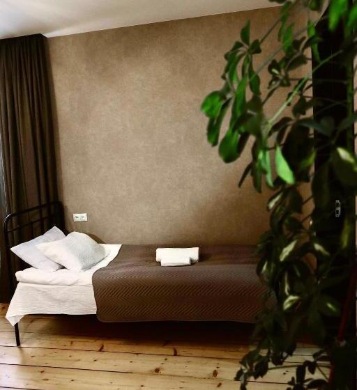 اتاق استاندارد چهار تخته, Home In Gergeti