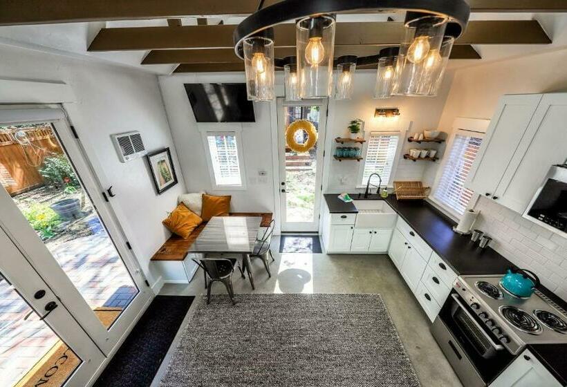 استودیوی استاندارد, Pueblo Street Tiny Home