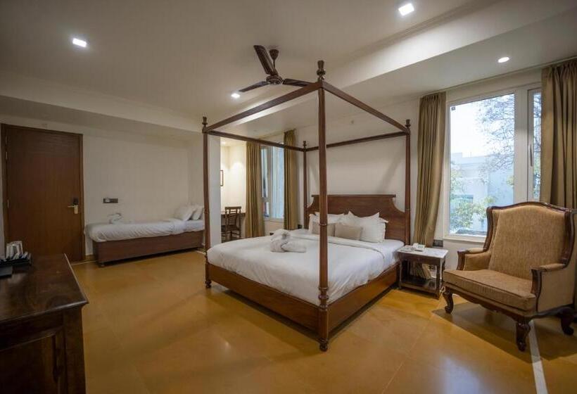 标准三人间, Ashok Villa