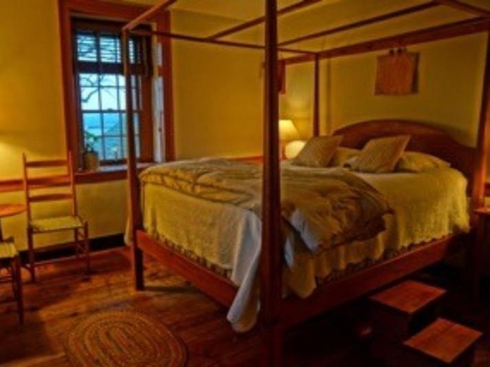 غرفة بريميوم رباعية, Brownstone Colonial Inn