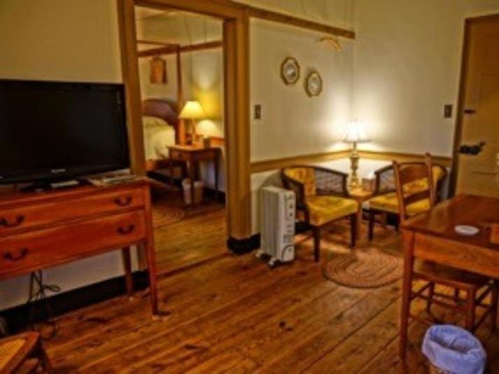 غرفة بريميوم رباعية, Brownstone Colonial Inn