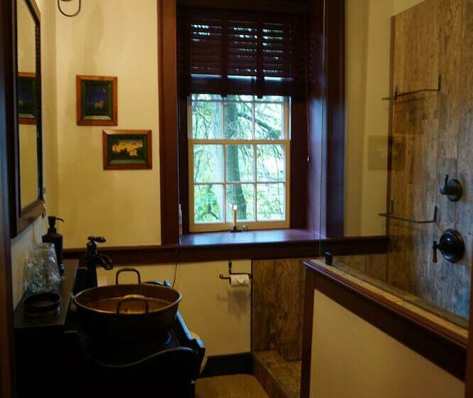 高品质的四人房间, Brownstone Colonial Inn