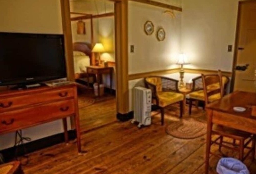 غرفة بريميوم رباعية, Brownstone Colonial Inn