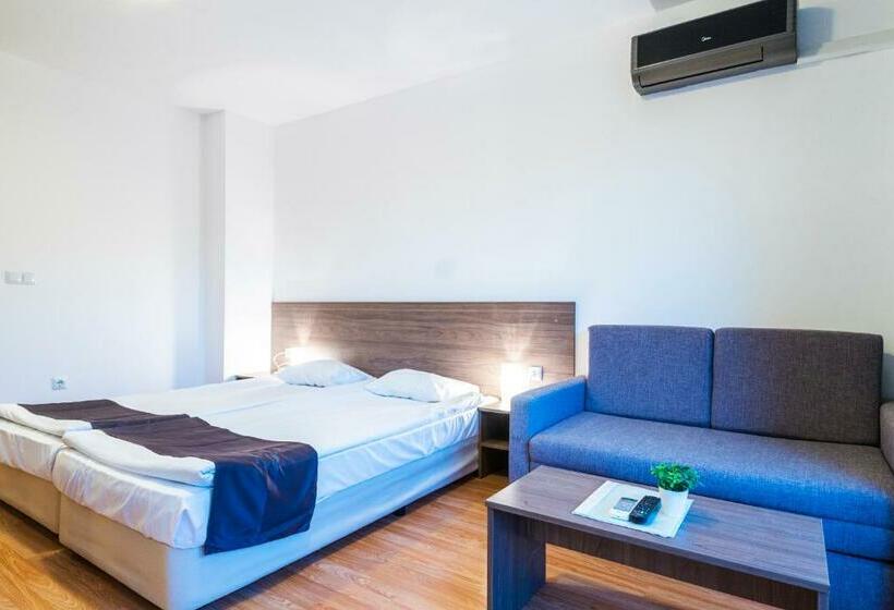 اتاق استاندارد با بالکن, Admiral Plaza Apartments