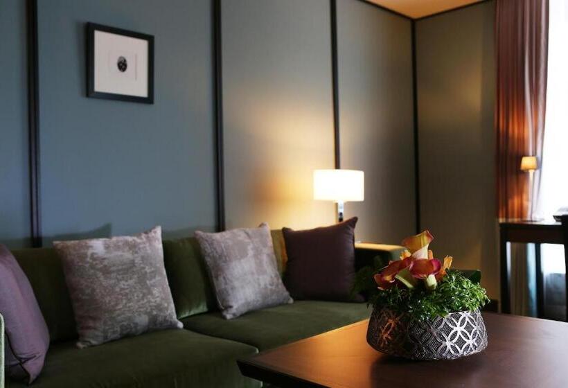 Люкс Мастер, Allamanda Aoyama Tokyo