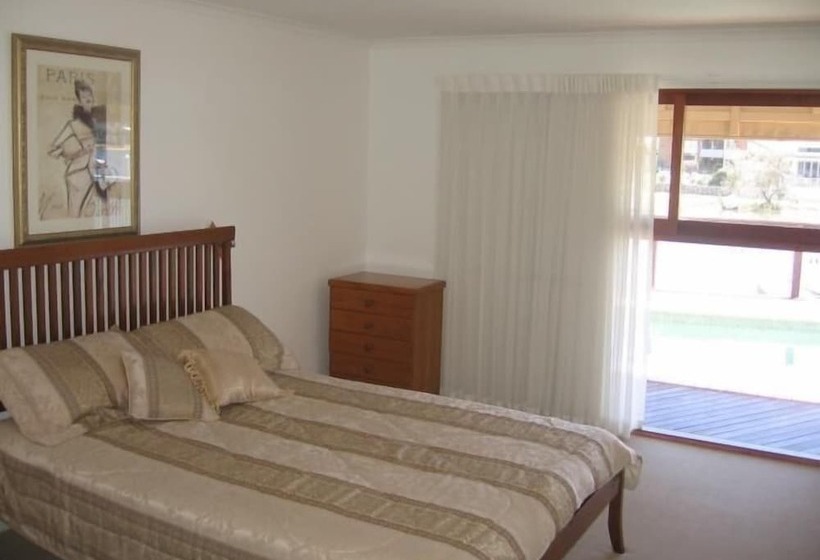 Дом 3 Спальни, Saltwater Villas  Pet Friendly Accommodation