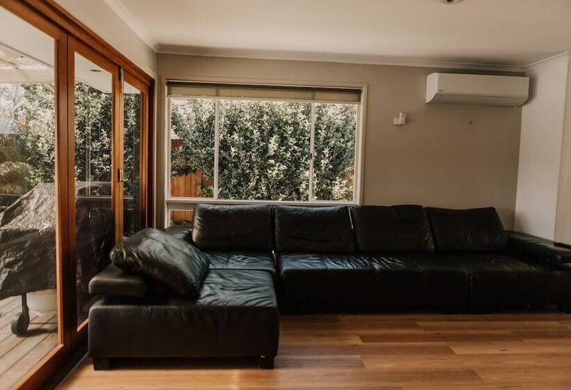 Дом 3 Спальни, Saltwater Villas  Pet Friendly Accommodation