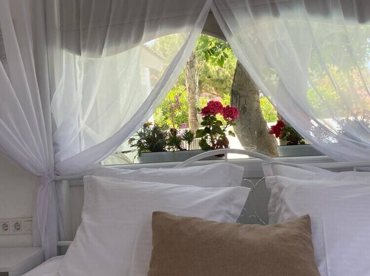 جناح جونيور مطلّ علي حمام السباحة, Flora Boheme